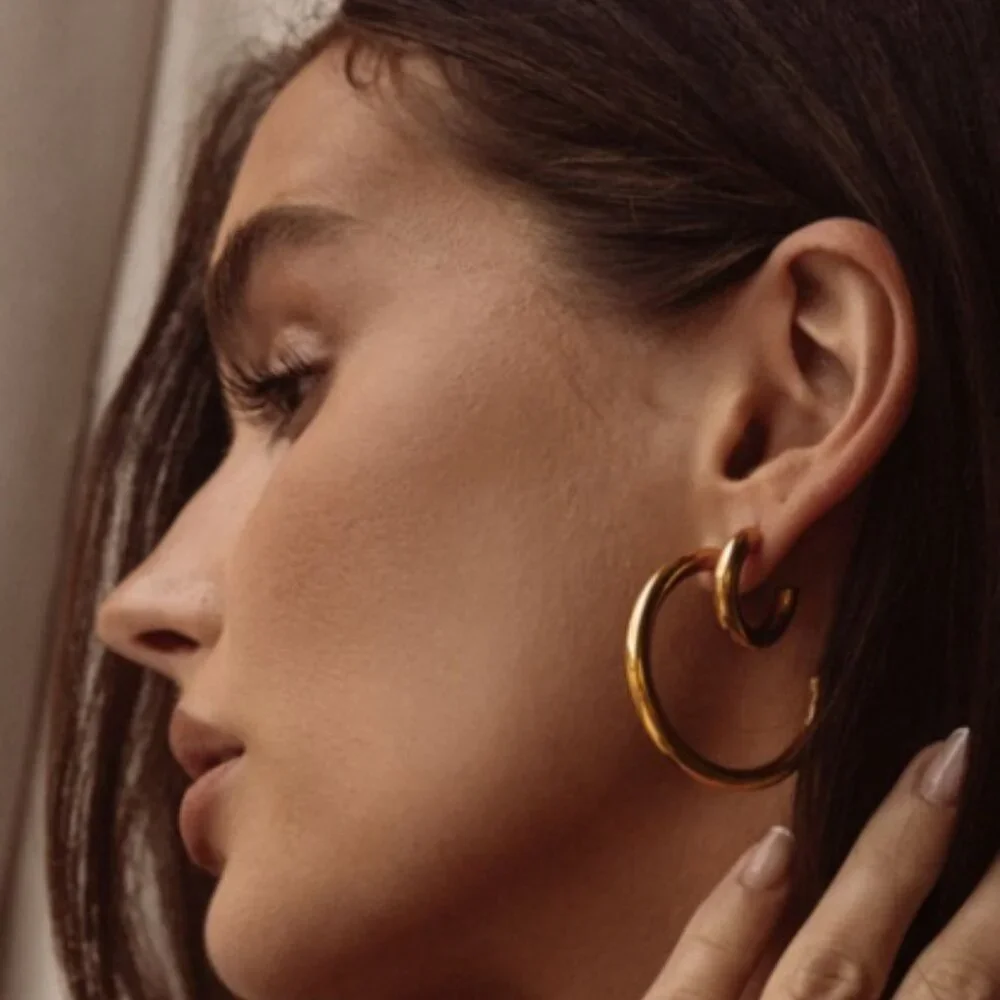 CENDRÉ Farrah Hoop Earrings – Gold - Picture 4 of 8